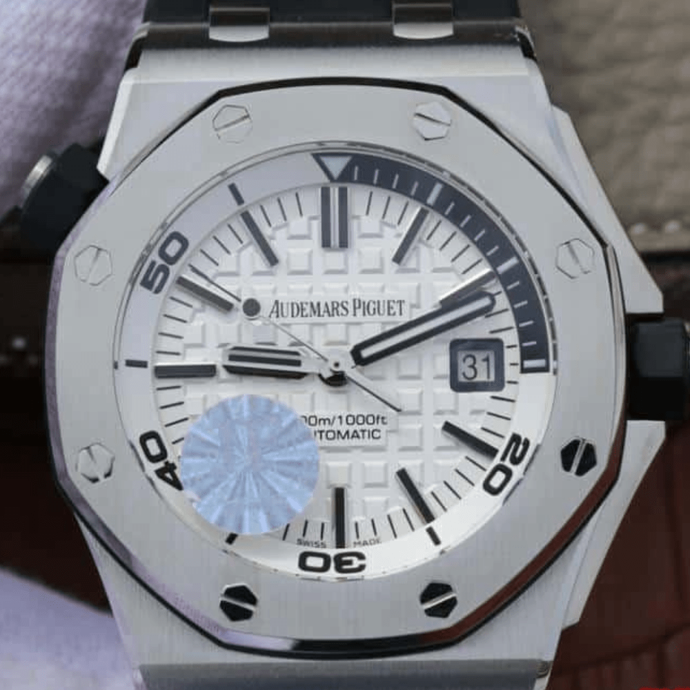 오데마피게 로얄오크 오프쇼어 다이버 화이트 다이얼 블랙 러버스트랩 42mm 15710