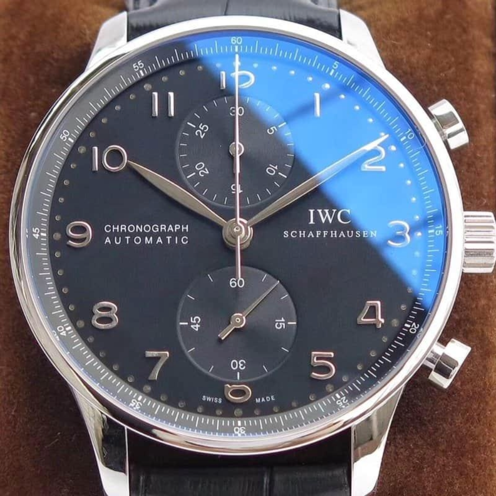 IWC 포르투기저 크로노그래프 화이트골드 블랙 다이얼 레더 스트랩 41mm IW371447