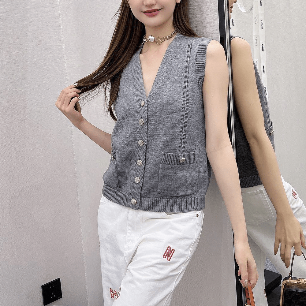 샤넬 24SS 클래식 더블 포켓 니트 조끼 그레이