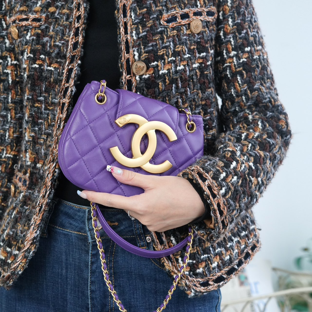 팬더샵 샤넬 24C 크루즈 메신저 백 스몰 빅로고 퍼플 AS4609