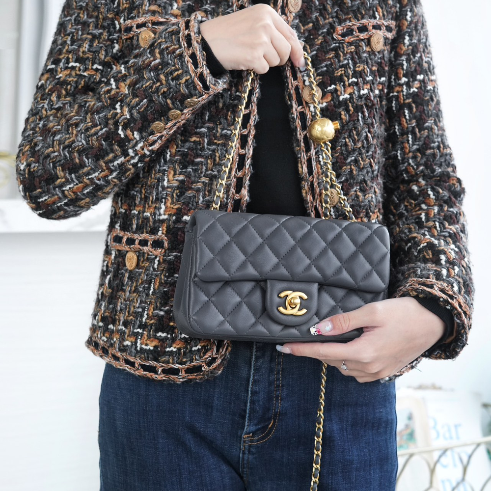 팬더샵 샤넬 클래식 메탈볼 플랩백 그레이 금장 램스킨