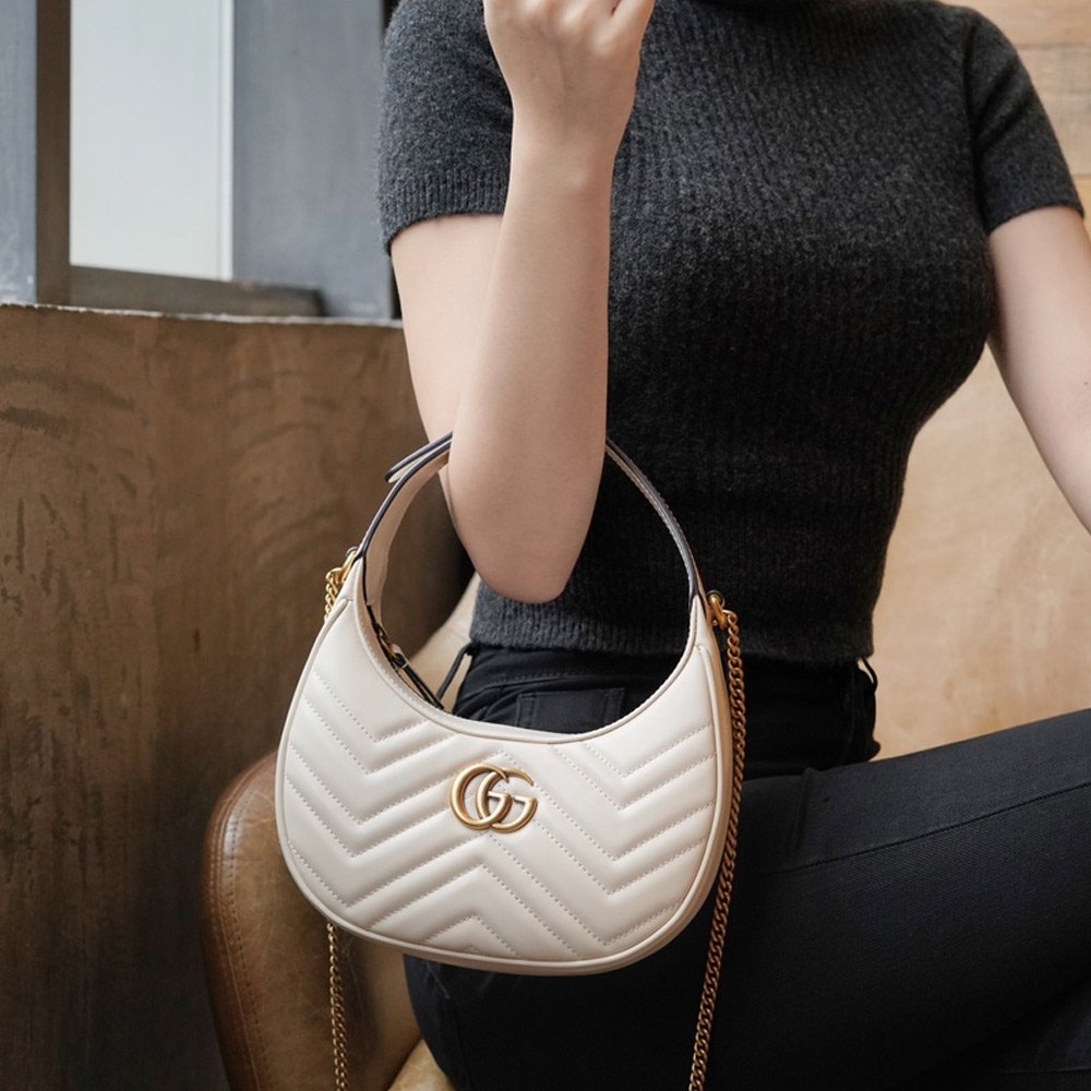 구찌 GG 마몽 레더 하프문 쉐입 미니백 화이트