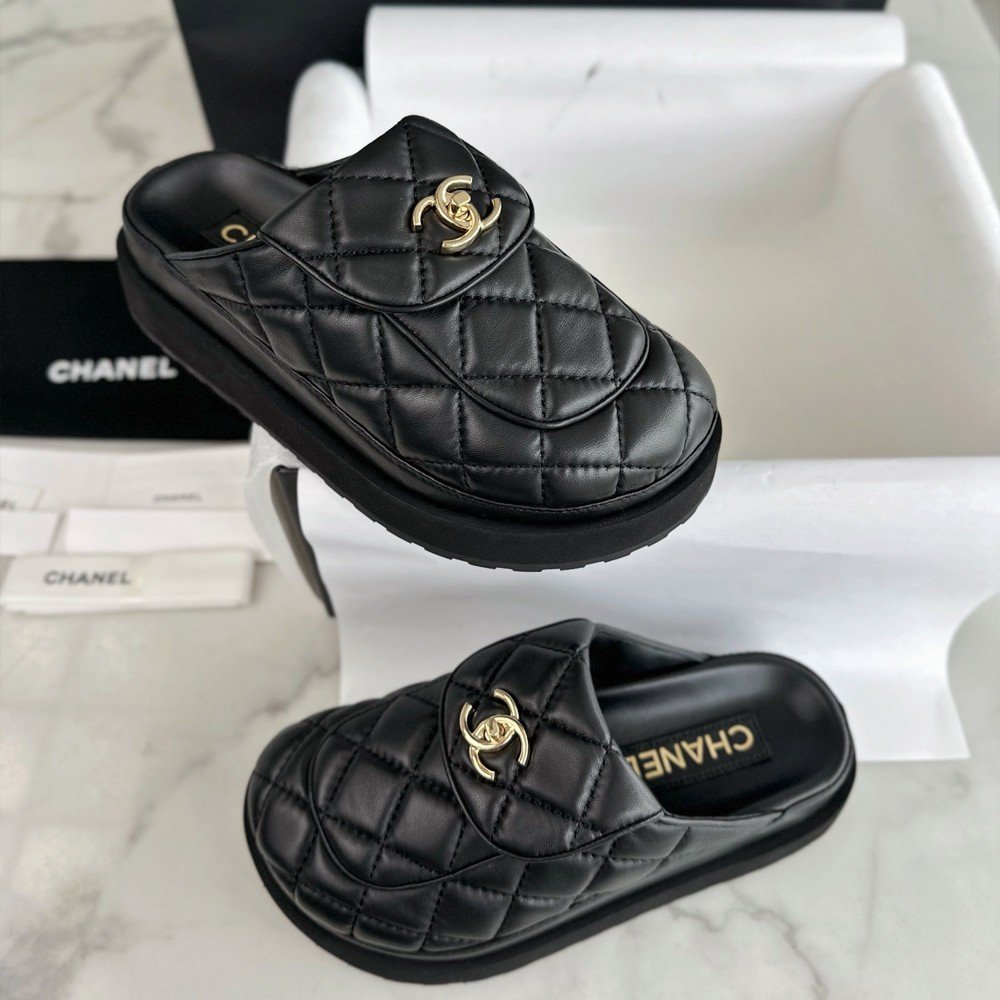 샤넬 24SS 퀼팅 금장 로고 슬리퍼