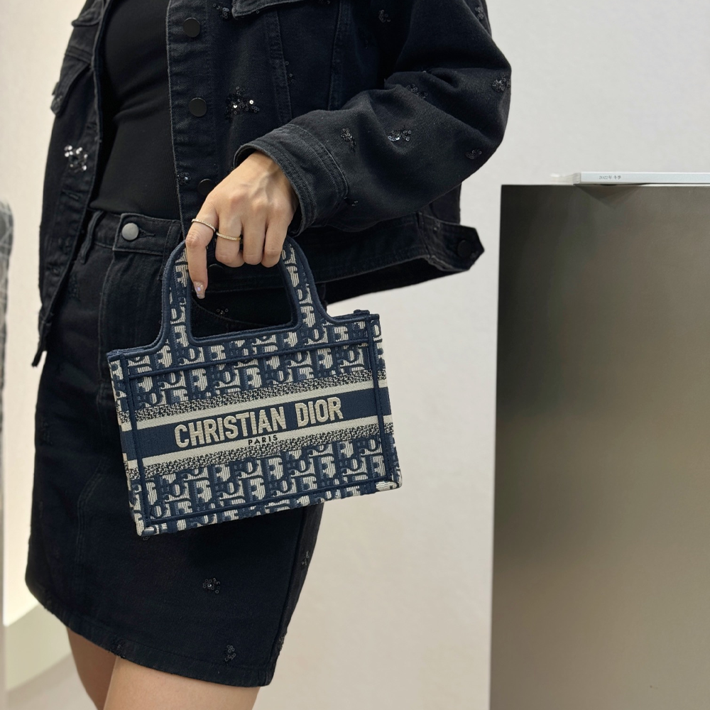 디올 북 토트 오블리크 자수 미니 토트백 블루