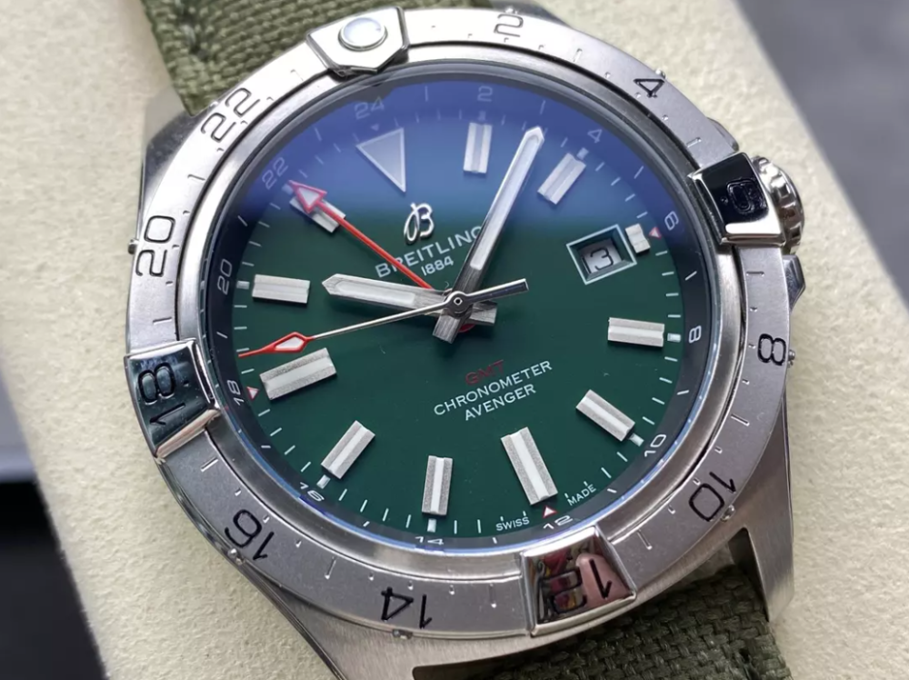 브라이틀링 어벤저 오토매틱 GMT 베스트 에디션 그린 다이얼 나일론 스트랩 44mm