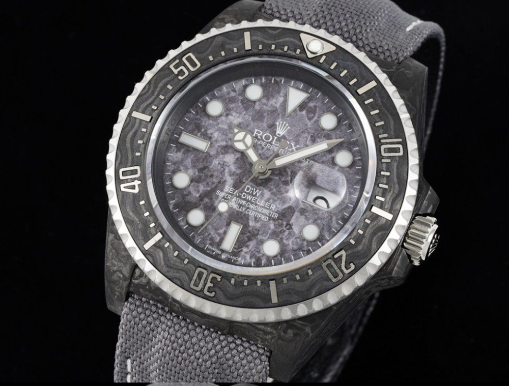 롤렉스 씨드웰러 카본 커스텀 43mm M126600