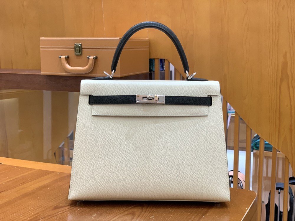 올수공 에르메스 켈리 25 엡송 밀크 화이트 앤 블랙 실버 버클