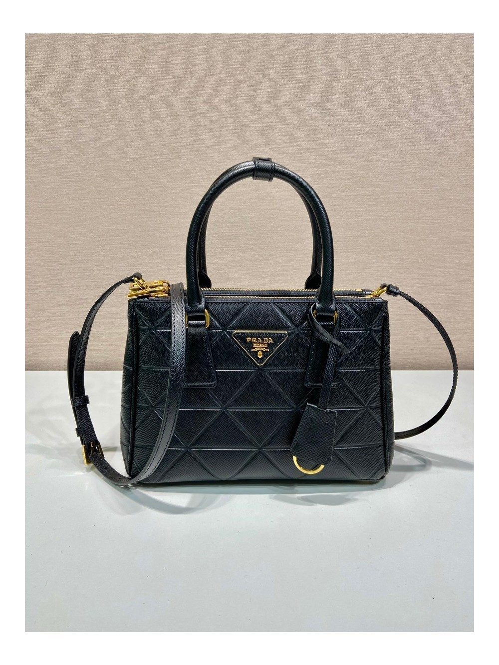 프라다 삼각로고 사피아노 갤러리아 토트백 블랙