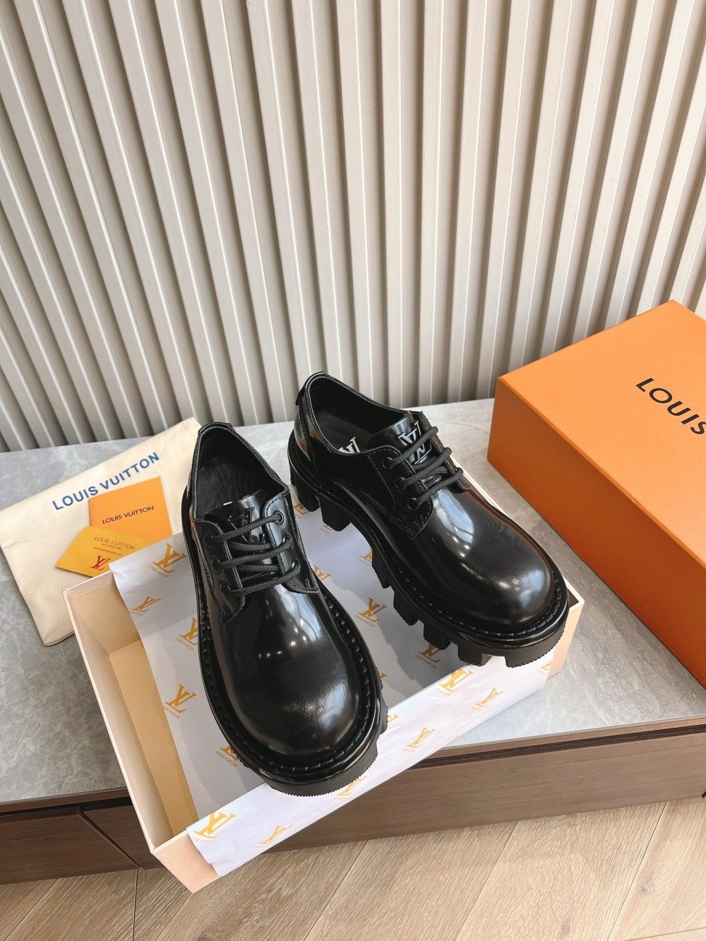 루이비통 LV 로고 엠보싱 메탈로고 구두
