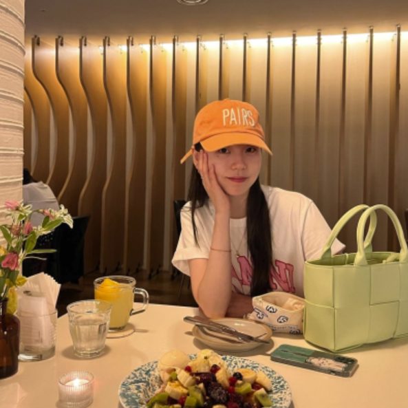 [안소희 PICK] 보테가베네타 아르코 라이트 옐로우 토트백