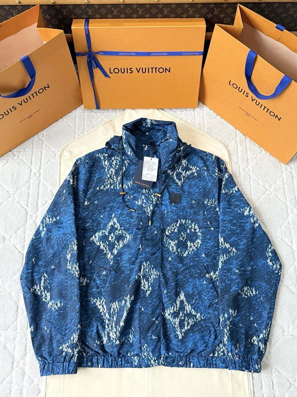 루이비통 프린티드 모노그램 윈드브레이커 1AHV30