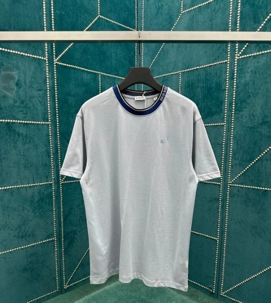 버버리 EKD 자수 넥 포인트레터링 반팔 티셔츠 라이트 블루